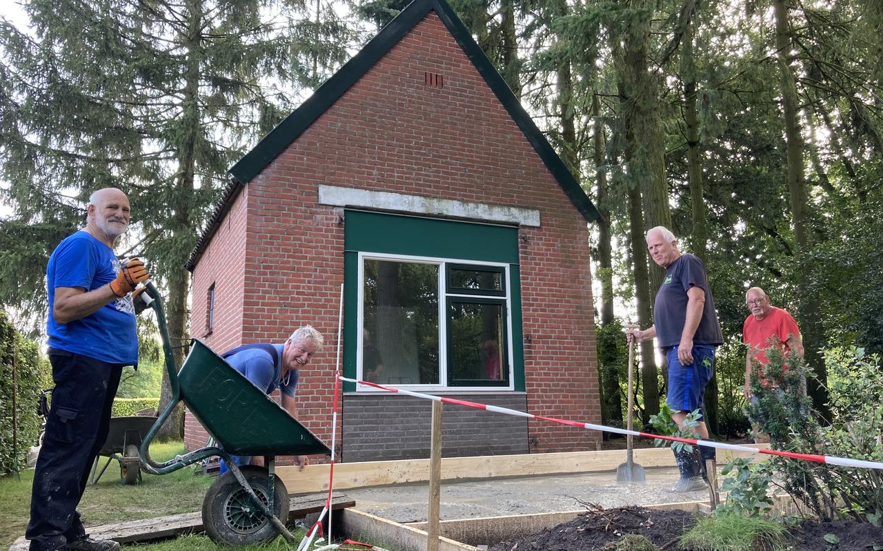Herman Wubkes, Roelof Jalving, Roelf Prummel en Willem Botter aan het werk bij het oude koetshuis op de begraafplaats in Nieuw-Dordrecht. Herman Wubkes, Roelof Jalving, Roelf Prummel en Willem Botter aan het werk bij het oude koetshuis op de begraafplaats in Nieuw-Dordrecht.