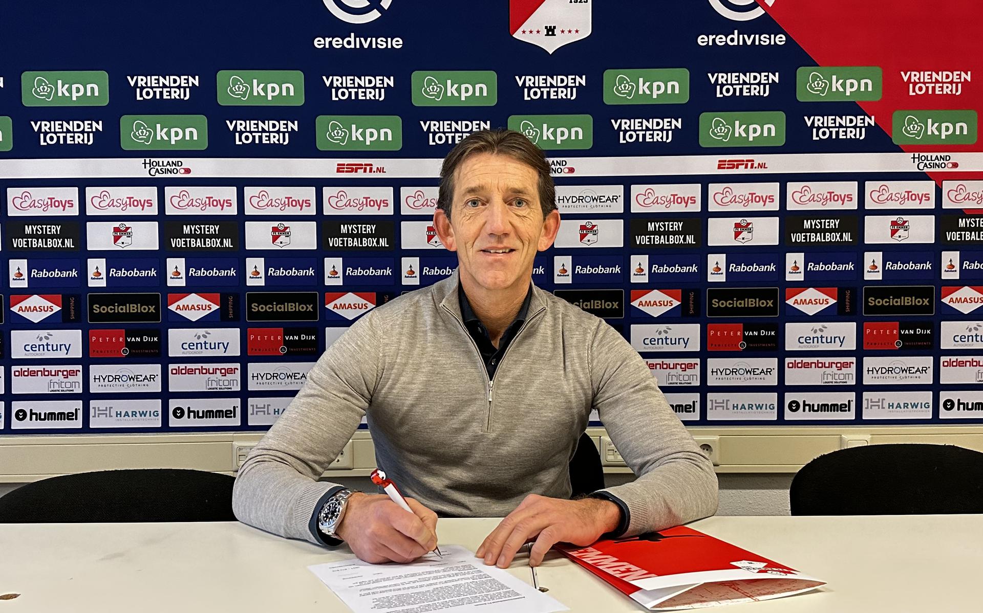 Mike Willems, de nieuwe technisch manager van FC Emmen, poseert voor de foto.