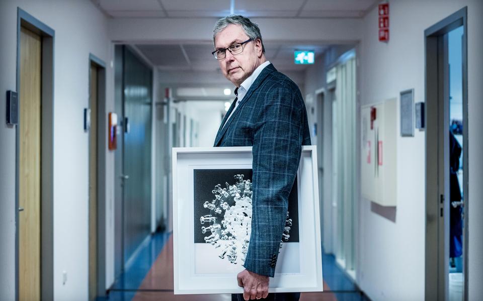 Viroloog Bert Niesters van het UMCG.