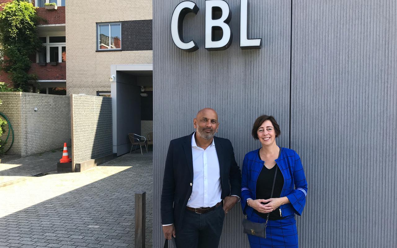 topman Martin Sitalsing van Lentis en hoofd behandelzaken en psychiater Marjolein Boshuisen voor de crisisopvang van de psychiatrische kliniek in Groningen, de Crisisbeoordelingslocatie (CBL).