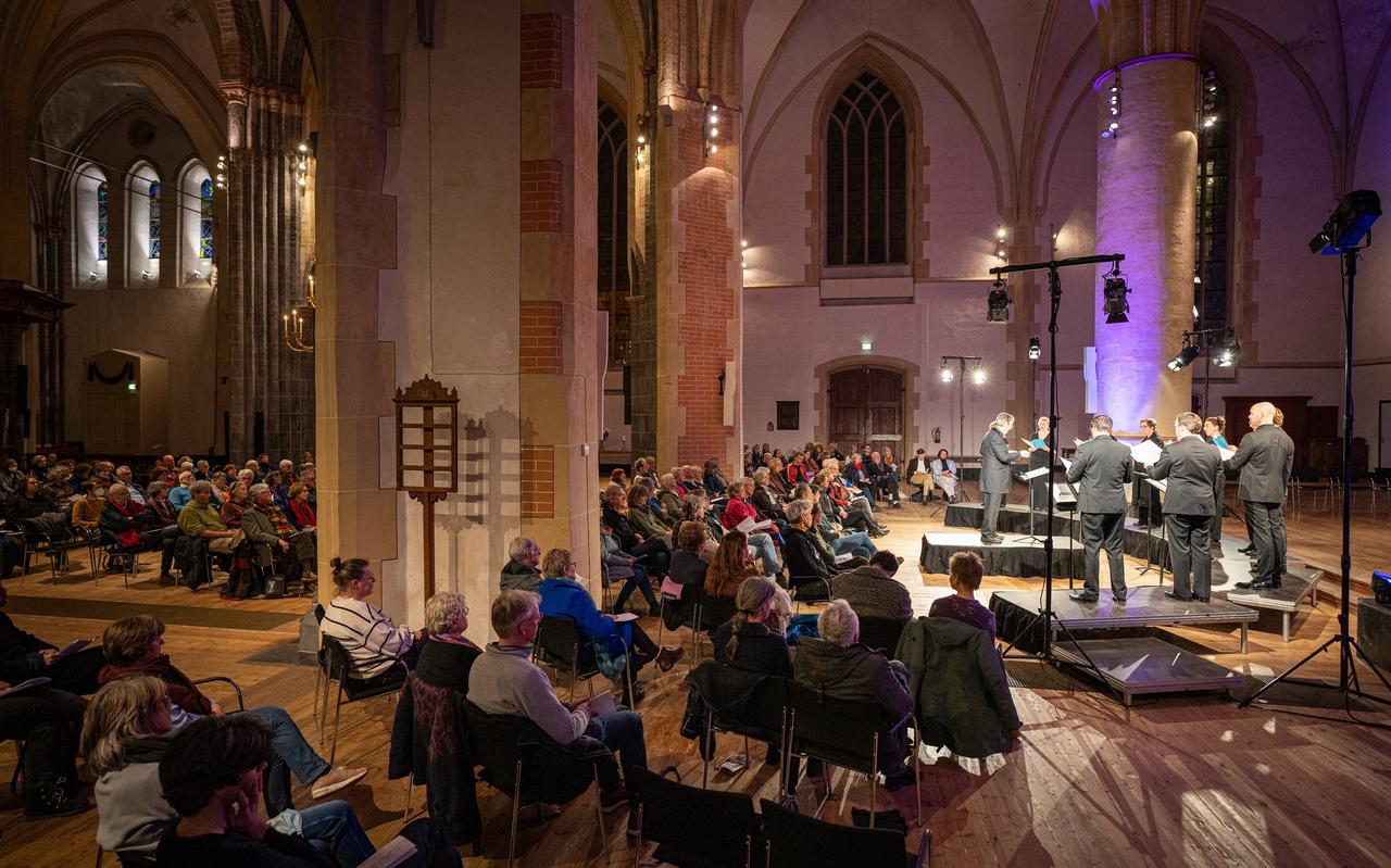 Het wereldberoemde Britse koor The Tallis Scholars zong zaterdagavond gebeden in de Martinikerk in Groningen. 