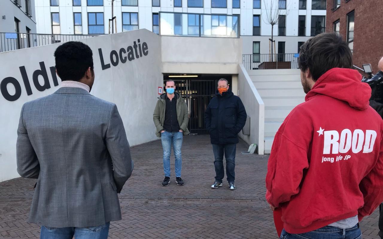 Huurder Dennis Lo (links) en ROOD-lid Hans de Waard bieden Woldring-directeur André van Dalsen (met oranje mondkapje) het zwartboek met huurdersklachten aan. Huurder Dennis Lo (links) en ROOD-lid Hans de Waard bieden Woldring-directeur André van Dalsen (met oranje mondkapje) het zwartboek met huurdersklachten aan.