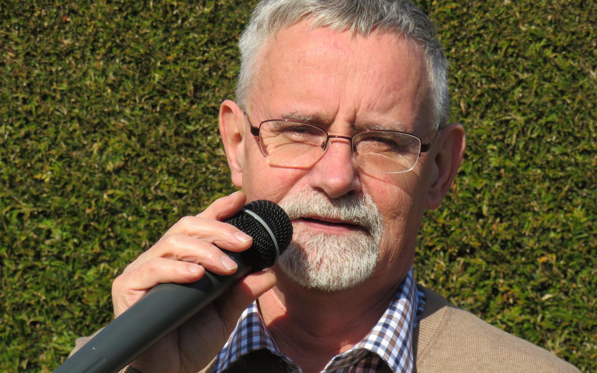 In afwachting van coronavrije tijden oefent Sinus Schuiling zijn tour de chant met liedjes van Ede Staal.
