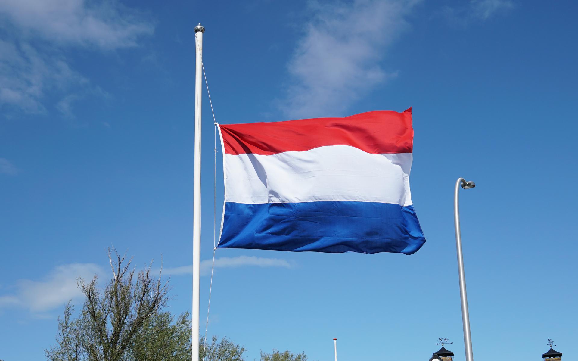Het Nationaal Comité 4 en 5 mei heeft aan heel Nederland gevraagd om op 4 mei de vlag thuis de hele dag halfstok te hangen.