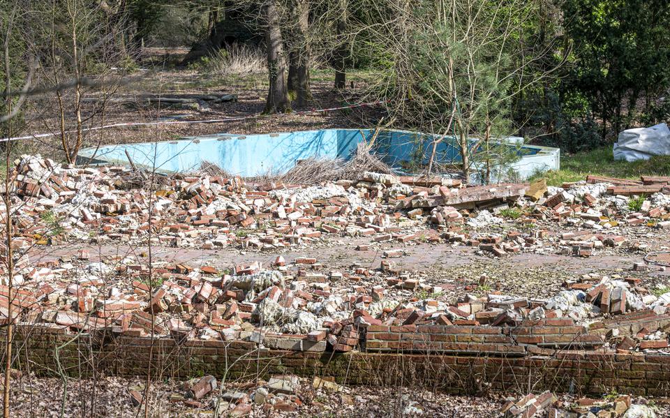 De resten van de boerderij en de waterbassins op het Vluchtheuvelterrein. 