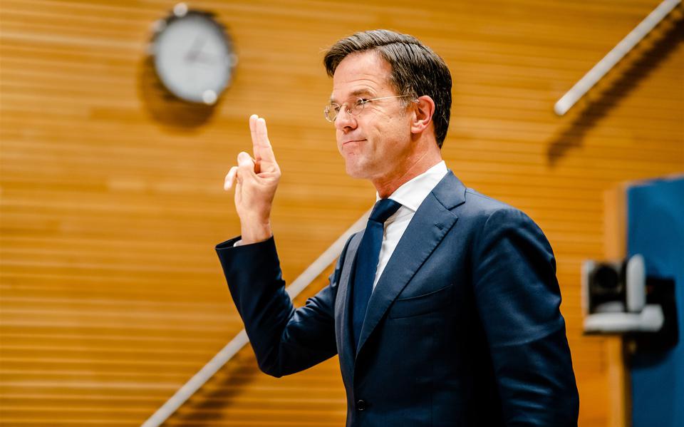 Mark Rutte legt de eed af voorafgaand aan zijn verhoor bij de parlementaire enquêtecommissie gaswinning Groningen.