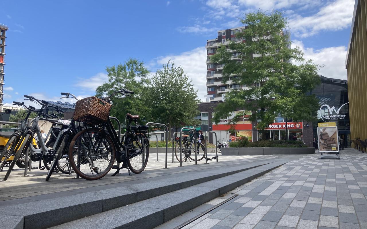 De traptreden nabij het ANWB-kantoor op het Raadhuisplein in Emmen. Geregeld vallen en struikelen daar mensen. De traptreden nabij het ANWB-kantoor op het Raadhuisplein in Emmen. Geregeld vallen en struikelen daar mensen.