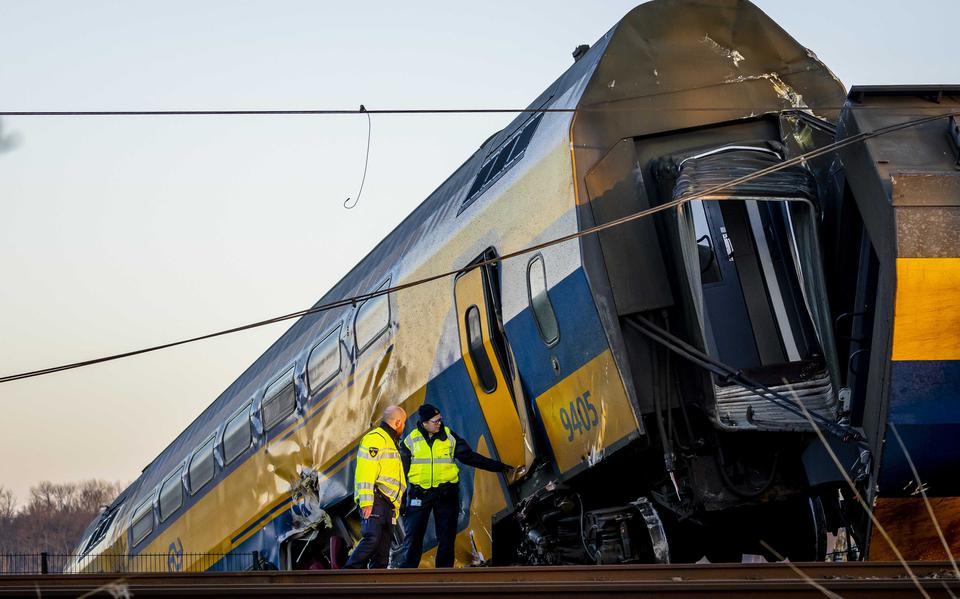 Eén dode en negentien mensen naar ziekenhuis na treinongeluk bij Voorschoten.