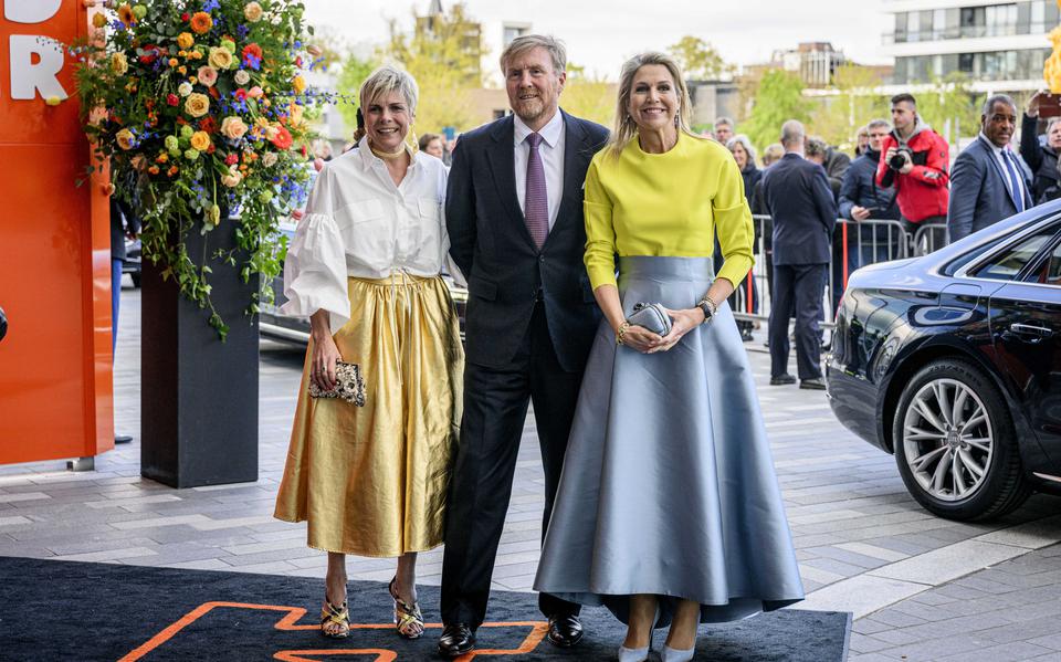 Zijne Majesteit Koning Willem-Alexander, Hare Majesteit Koningin Máxima en Prinses Laurentien bij aankomst bij het Atlas Theater.