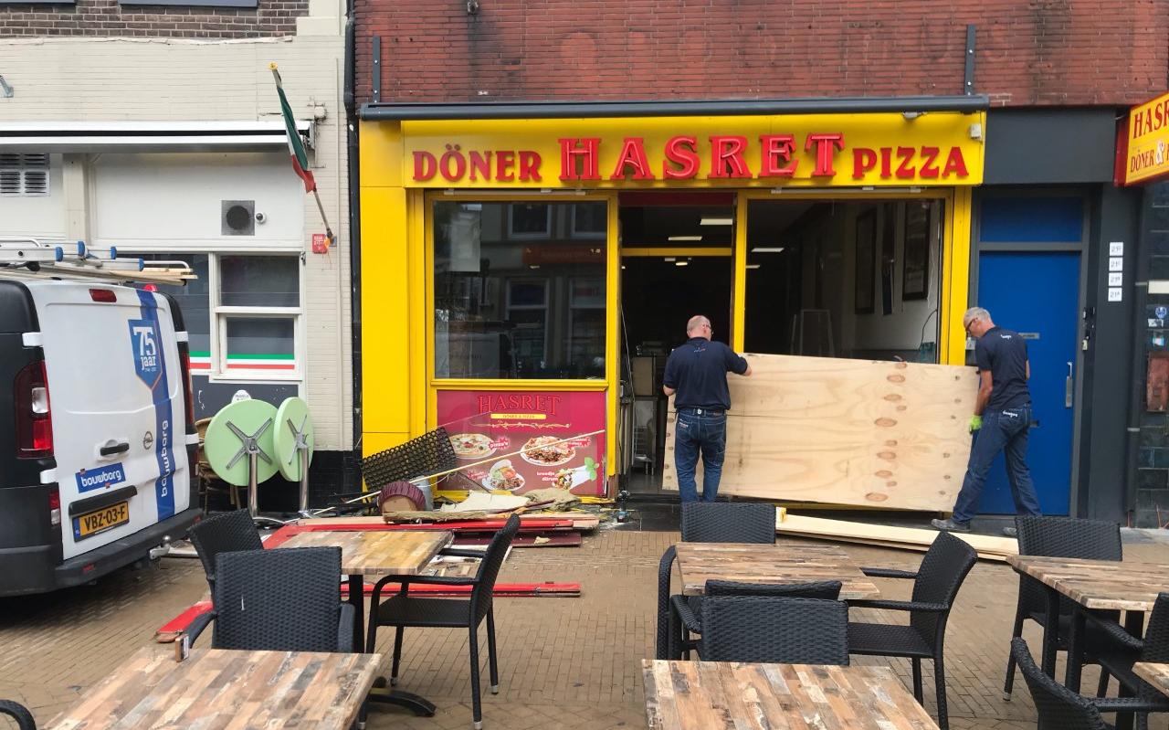 Werklui maken de voorpui van de Hasret aan de Westerhaven provisorisch dicht. Zaterdagochtend vroeg reed een auto het restaurant binnen. Werklui maken de voorpui van de Hasret aan de Westerhaven provisorisch dicht. Zaterdagochtend vroeg reed een auto het restaurant binnen.