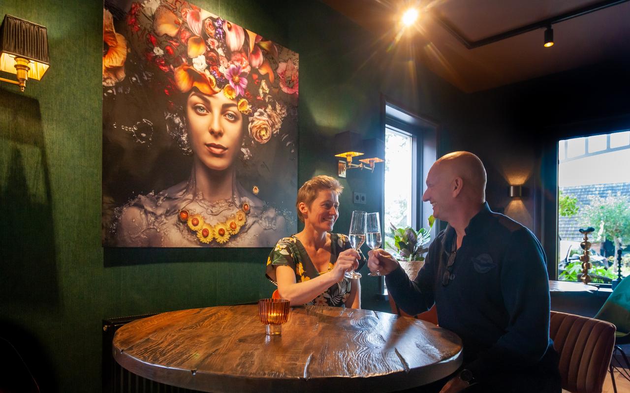 Thijs Torreman en Agnes Meekhof proosten in hun boutique hotel op de Drentse Liefde. Thijs Torreman en Agnes Meekhof proosten in hun boutique hotel op de Drentse Liefde.