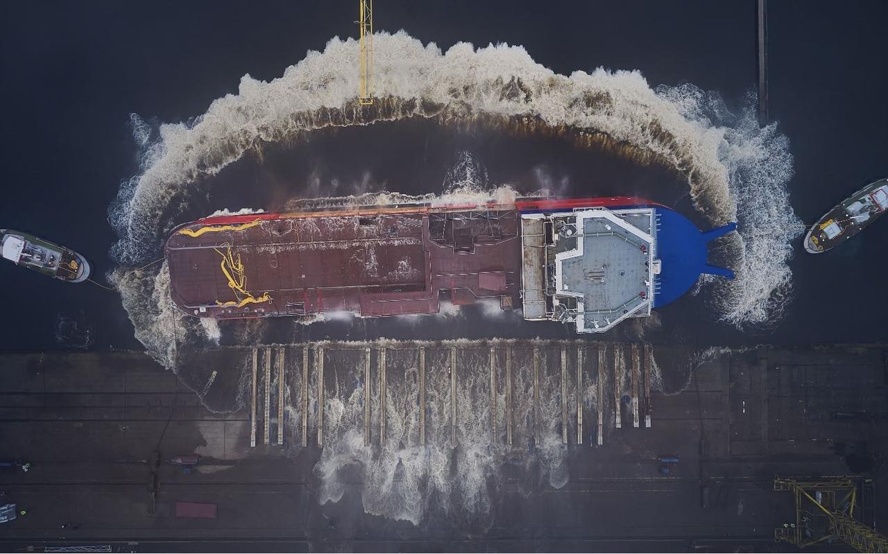 Met een grote plons glijdt de ijsbreker voor Rusland het water in bij scheepswerf Koninklijke Niestern Sander in Farmsum. Met een grote plons glijdt de ijsbreker voor Rusland het water in bij scheepswerf Koninklijke Niestern Sander in Farmsum.