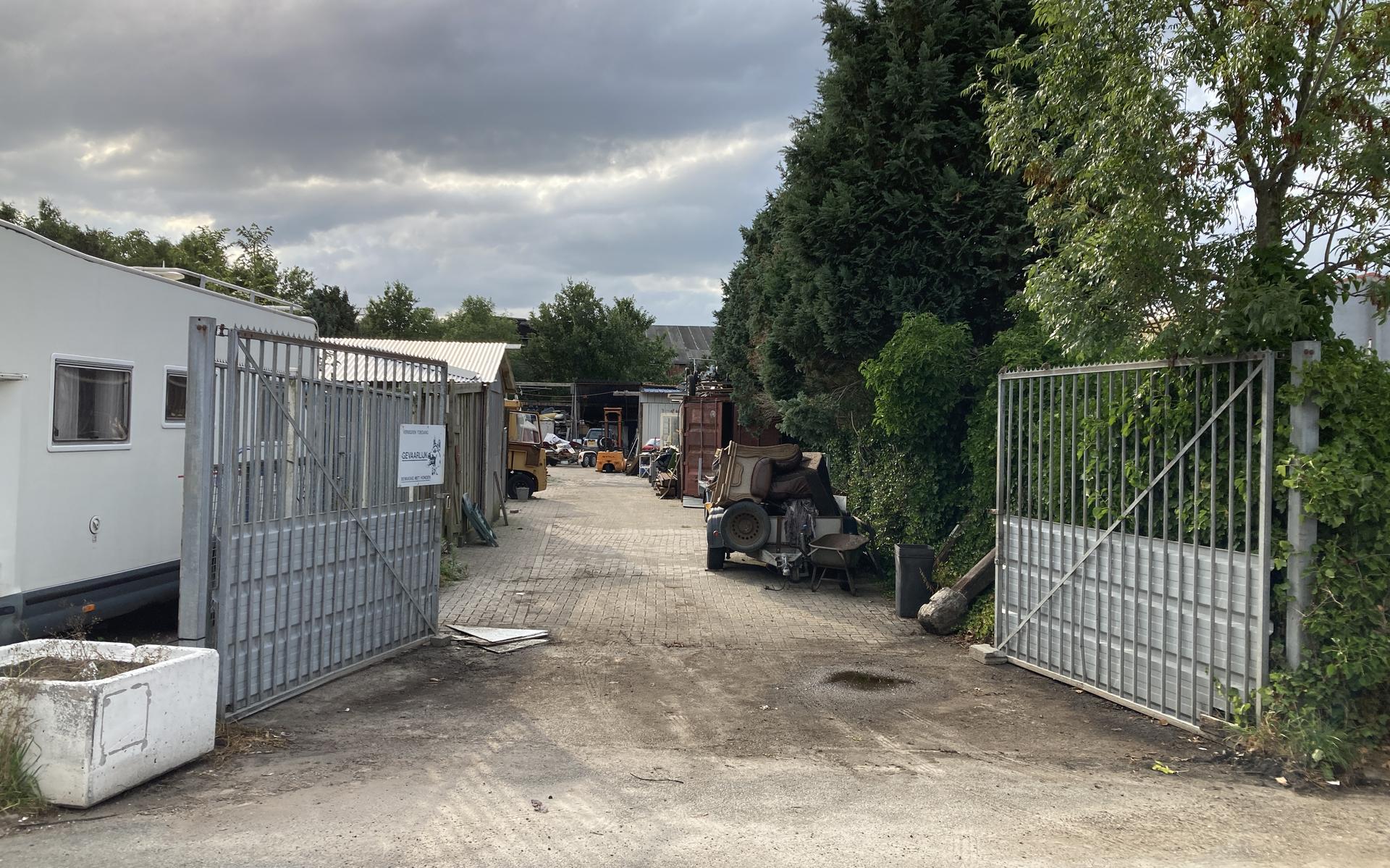Op dit terrein werd daags na de inval het stoffelijk overschot aangetroffen.