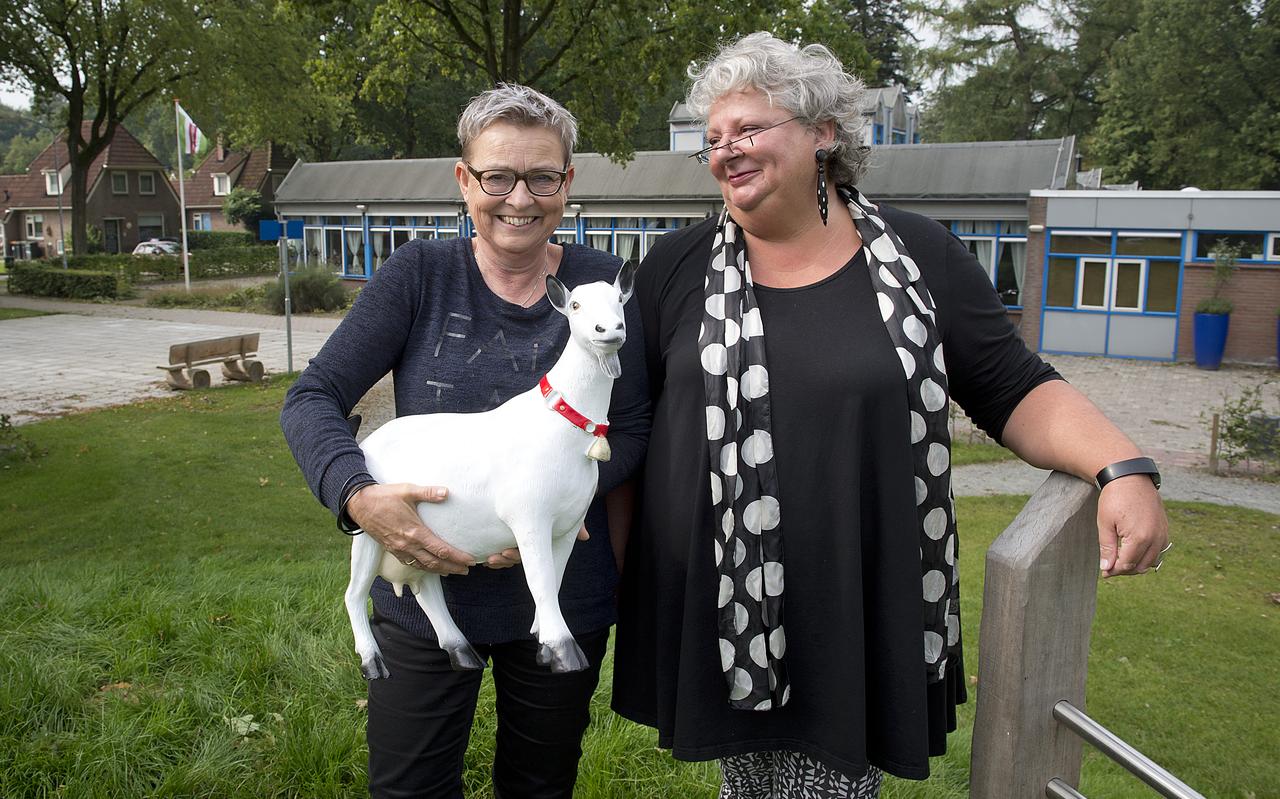Liesbeth Langen (links) en Roos Glastra (rechts) van dorpsbelang Witteveen hebben een geit vast. Die geit is het symbool van Witteveen, omdat de eerste vijftig huishoudens er in 1926 zo'n dier kregen om zelfvoorzienend te kunnen zijn. Liesbeth Langen (links) en Roos Glastra (rechts) van dorpsbelang Witteveen hebben een geit vast. Die geit is het symbool van Witteveen, omdat de eerste vijftig huishoudens er in 1926 zo'n dier kregen om zelfvoorzienend te kunnen zijn.