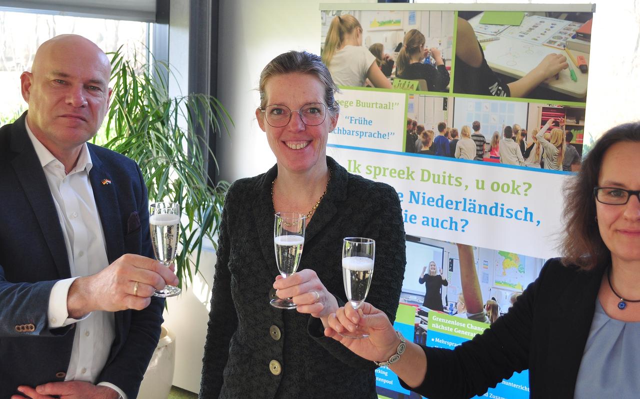 EDR directeur Karel Groen (links) en Cora-Yfke Sikkema (midden) vice-voorzitter proosten op het 45 jarig bestaan van het Duits Nederlands samenwerkingsverband. EDR directeur Karel Groen (links) en Cora-Yfke Sikkema (midden) vice-voorzitter proosten op het 45 jarig bestaan van het Duits Nederlands samenwerkingsverband.