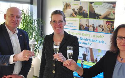 EDR directeur Karel Groen (links) en Cora-Yfke Sikkema (midden) vice-voorzitter proosten op het 45 jarig bestaan van het Duits Nederlands samenwerkingsverband.