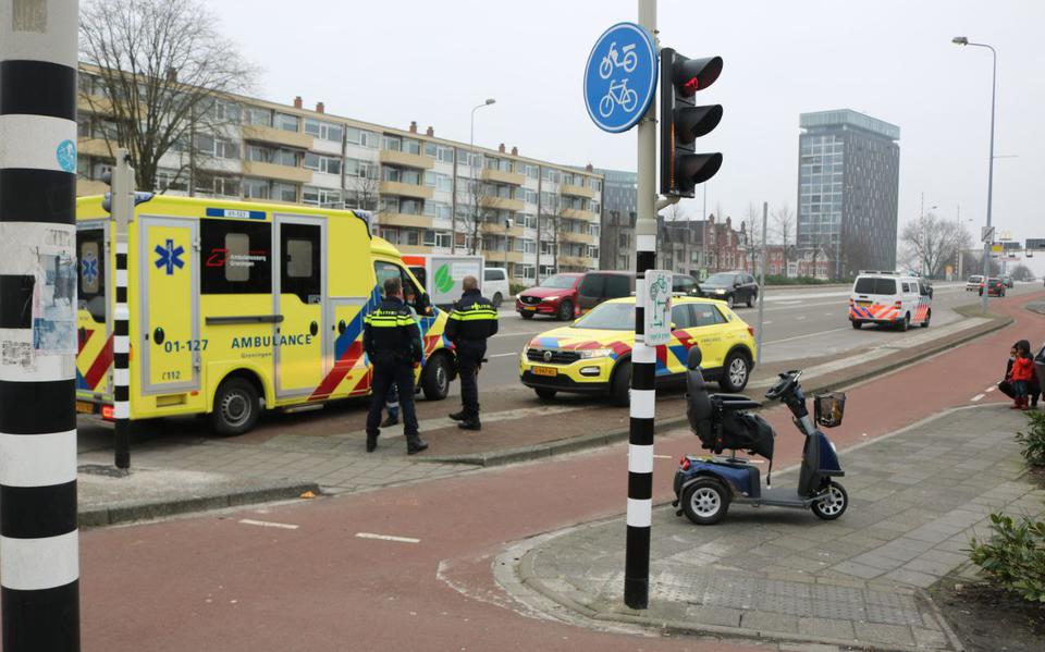 Ongeval tussen fietser en scootmobiel op het Damsterdiep in Groningen.