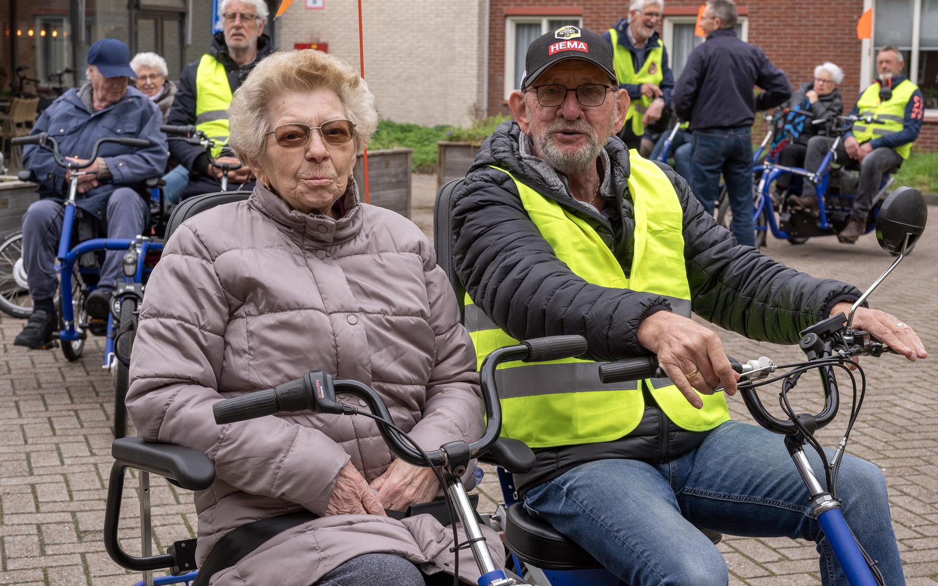 Herman Tapken fietste woensdag met de 90-jarige mevrouw Smit aan zijn zijde.