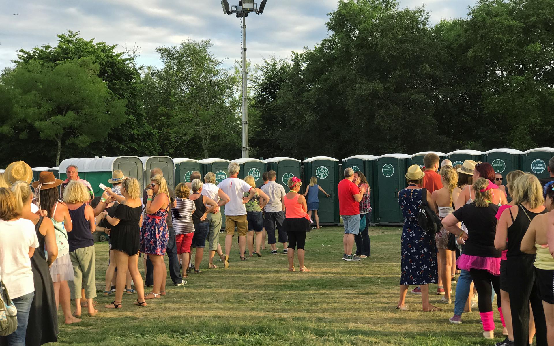 The professor comes up with a simple solution to the long queues in front of women's toilets at festivals