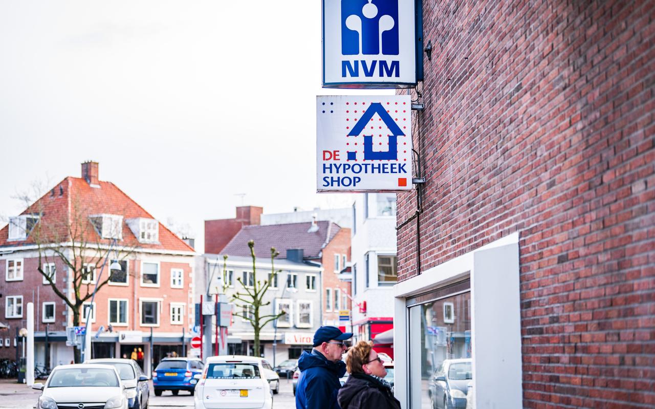 Er staan steeds minder huizen te koop. Er staan steeds minder huizen te koop.