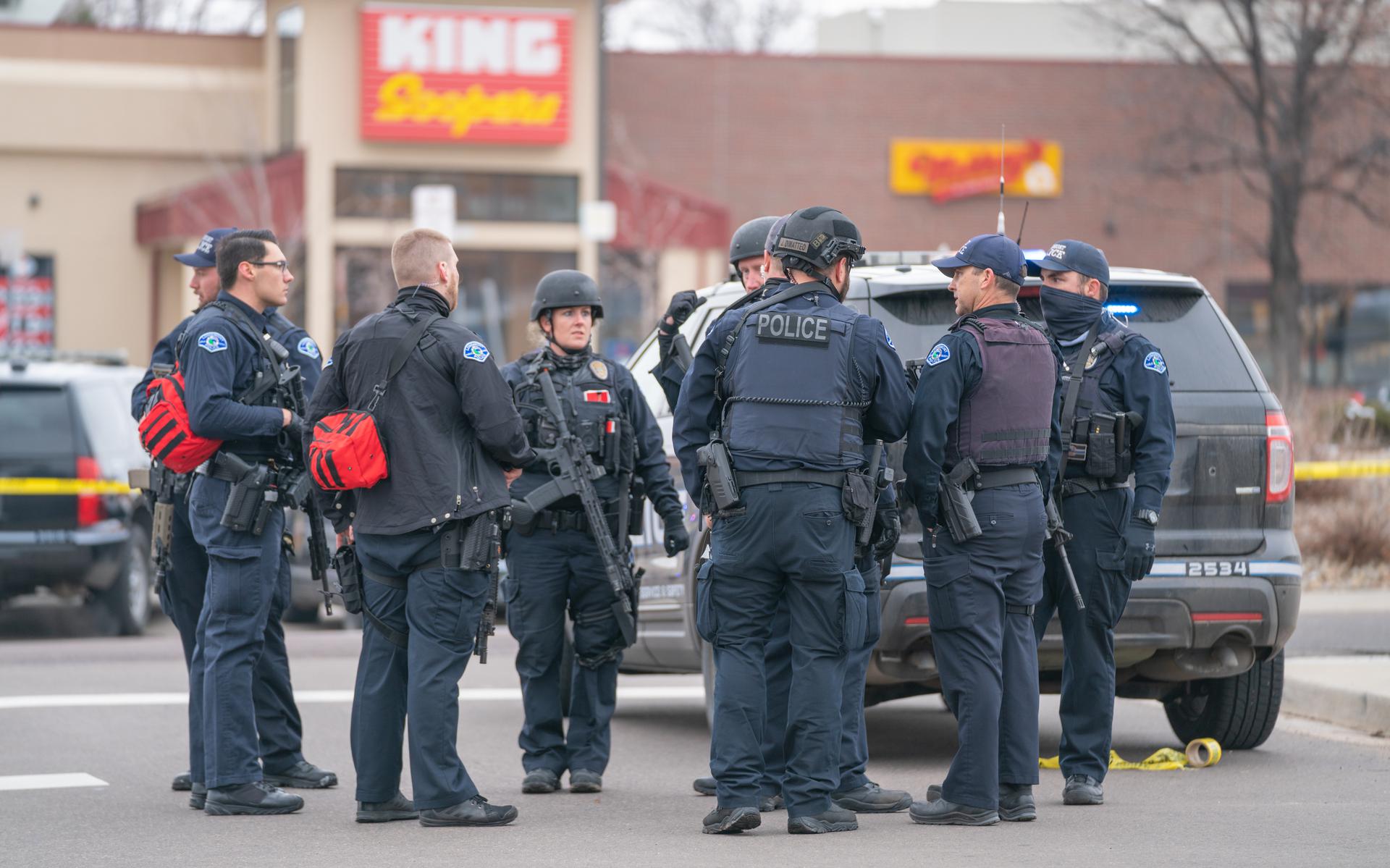 Arrestatieteams overleggen tijdens een 'mass shooting' in Boulder, Colorado in 2022.