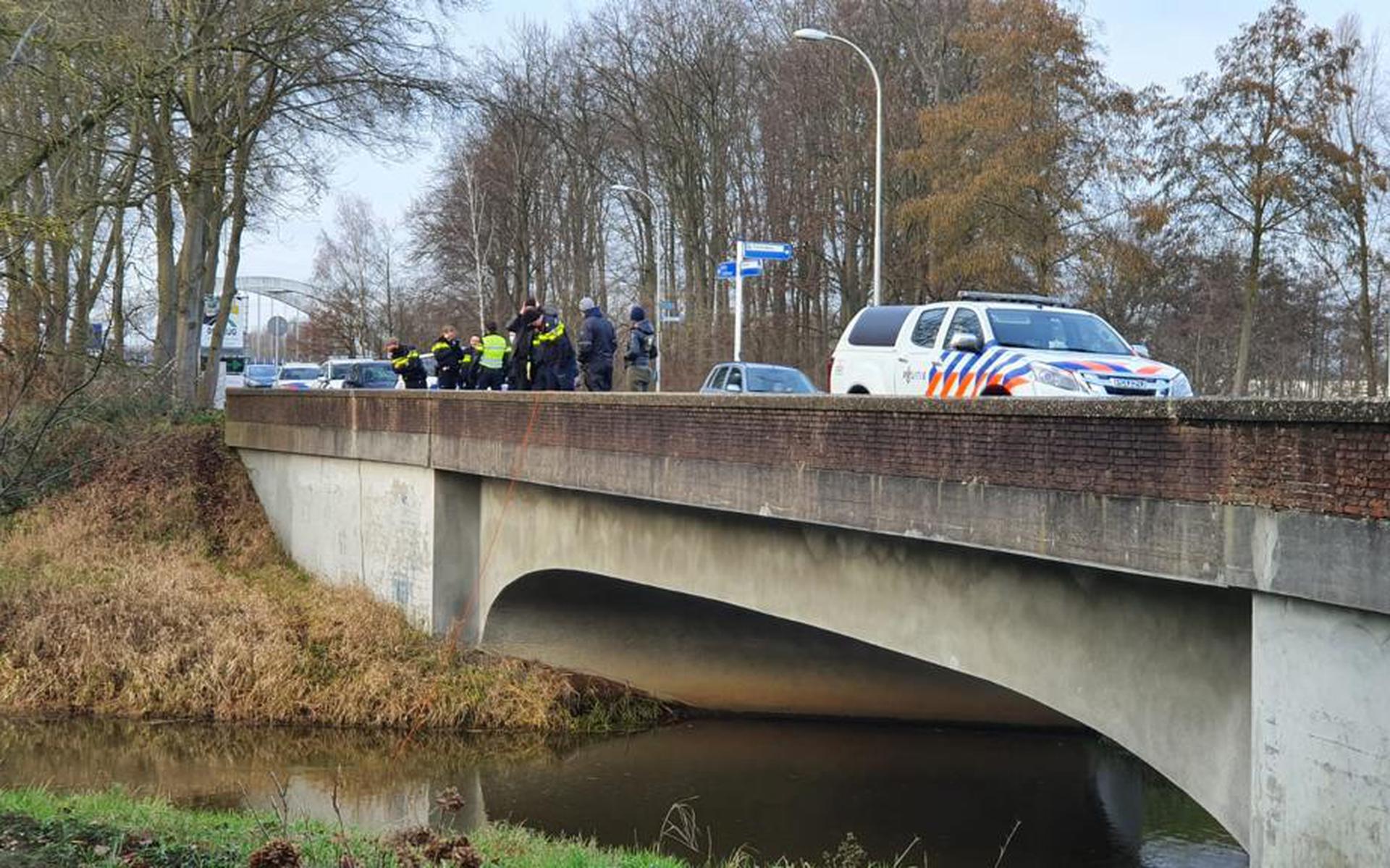 De politie aan het werk in Lochem, waar magneetvisser Jan Duurt Dijkman uit Groningen met zijn vrienden een lichaam vond. 