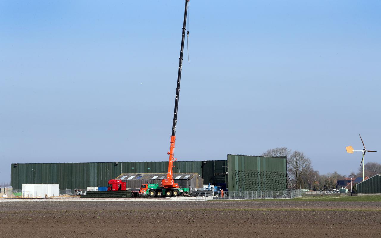 Om geluidsoverlast voor omwonenden te verminderen, plaatst Nedmag een tien meter hoog geluidscherm om de locatie in Borgercompagnie waar de komende maanden elektrisch wordt geboord.