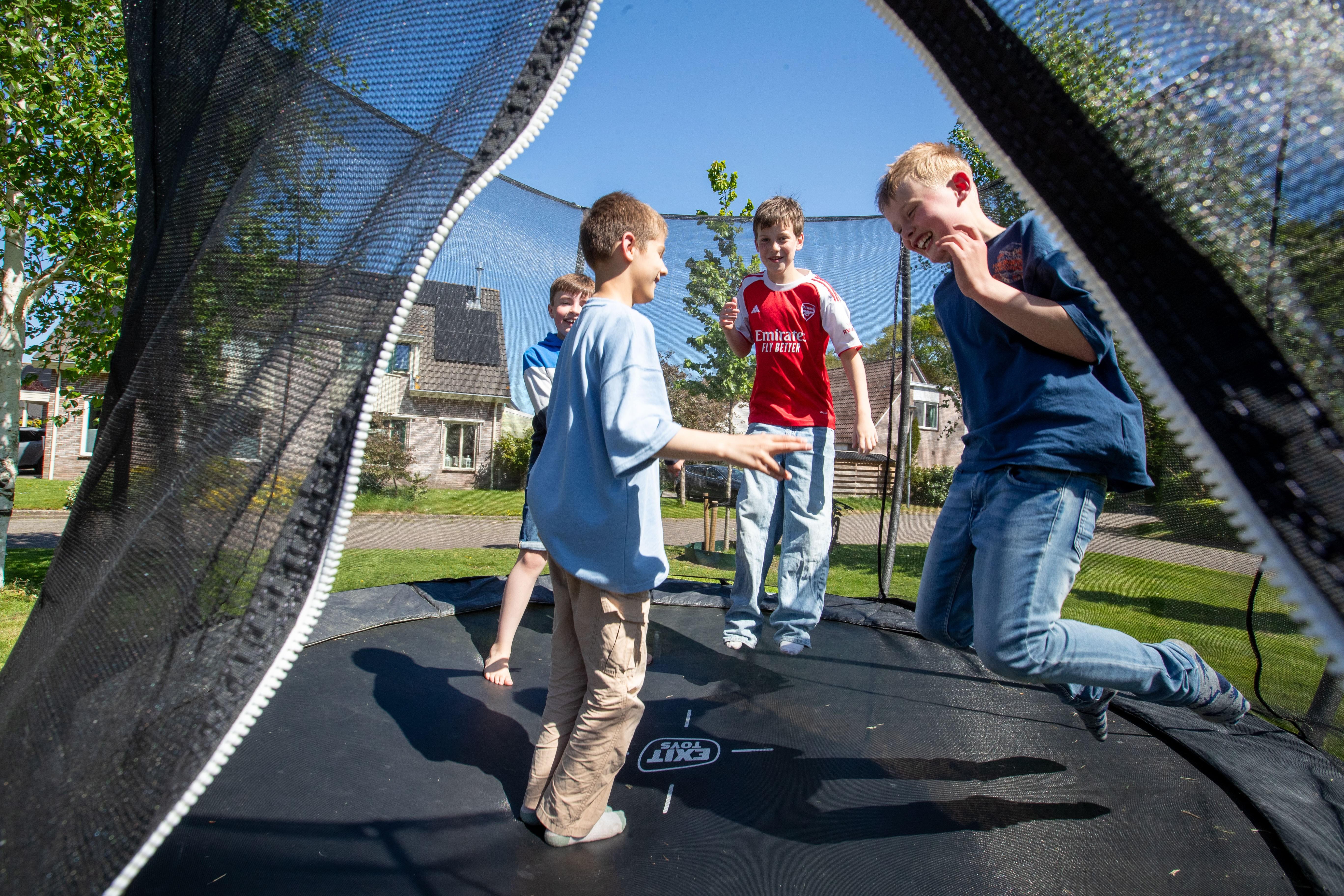 Vries slaat de handen ineen: binnen 48 uur nieuwe trampoline in het dorp