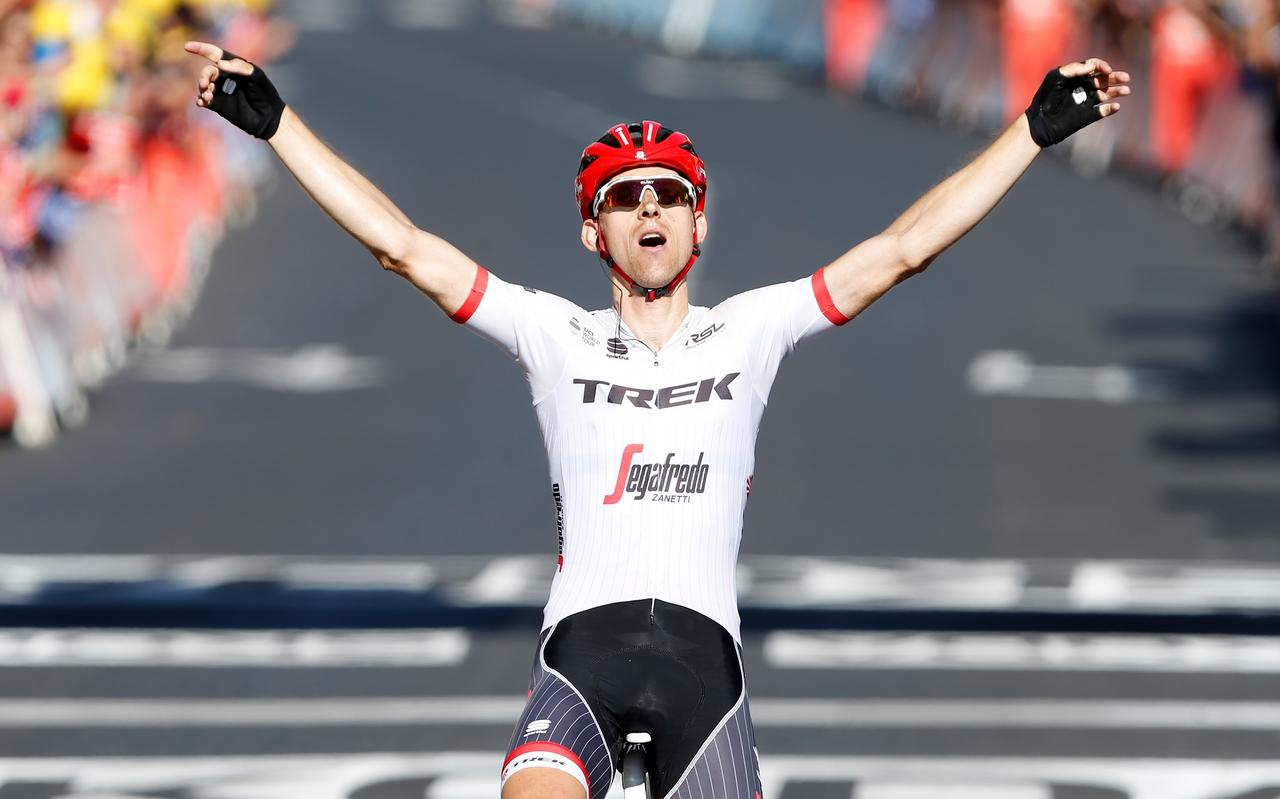 Bauke Mollema viert zijn overwinning tijdens de vijftiende etappe van de Tour de France in 2017 tussen Laissac en le Puy. Bauke Mollema viert zijn overwinning tijdens de vijftiende etappe van de Tour de France in 2017 tussen Laissac en le Puy.