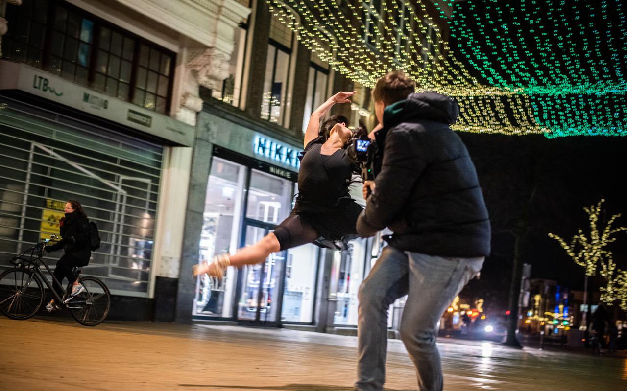 Balletdanser Amarise Jazbek danst door de Herestraat. Een groep creatieve ondernemers heeft een ode aan Groningen gemaakt. Een video met muziek van het Noord Nederlands Orkest en de tekst van dichter Myron Hamming.  