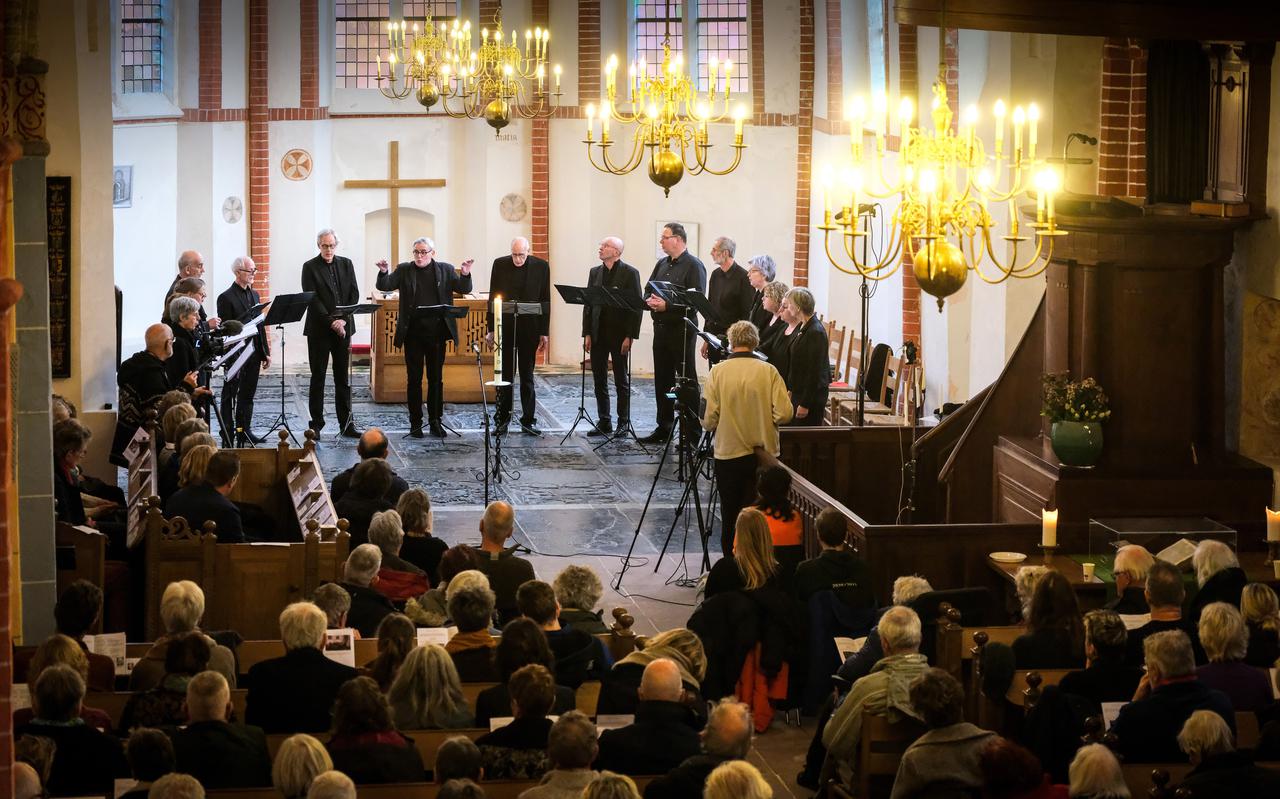 In een meer dan volle Mariakerk in 't Zandt zingt Ensemble Sonus Vita zijn laatste tonen.