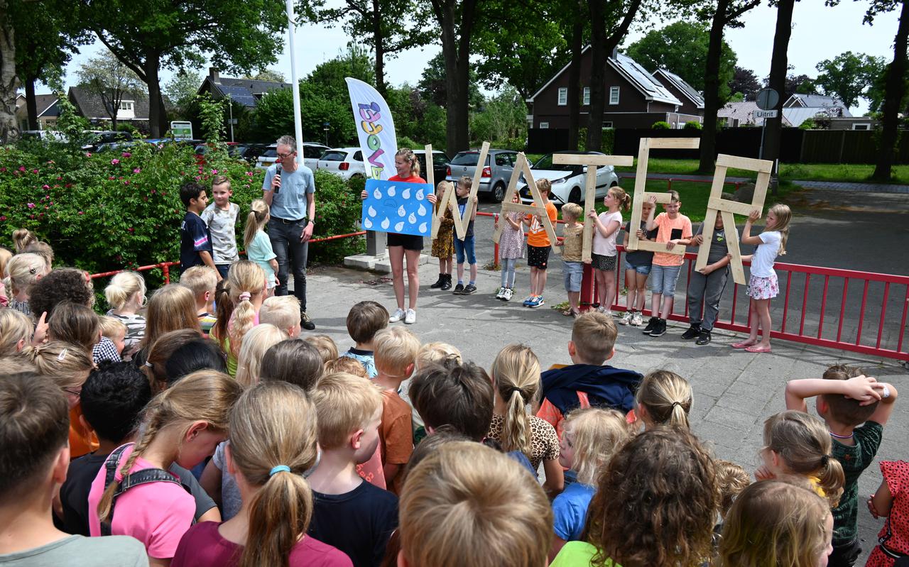 Het watertappunt op het schoolplein van 't Oelebröd werd donderdag feestelijk geopend.