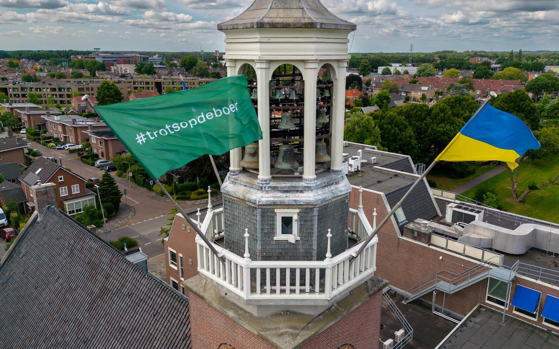 De 'trots op de boer'- vlag wapperde vorig jaar zomer op het raadhuis in Hoogeveen.