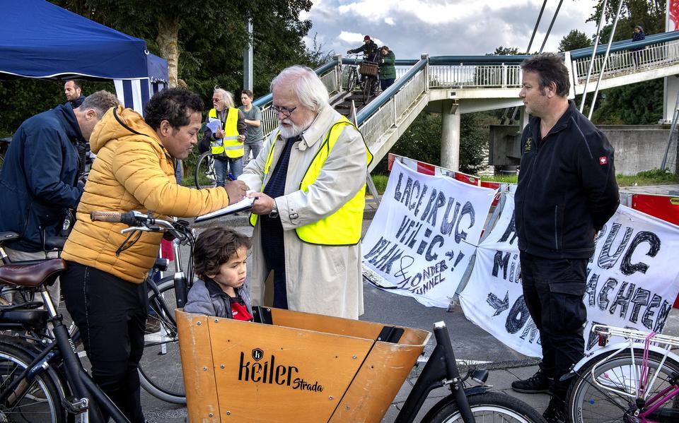 Het Gerrit Krolbrug Comité verzamelde vorige week in drie dagen tijd 3000 handtekeningen voor een even lage nieuwe brug. In totaal tekenden al ruim 5500 mensen een petitie. 