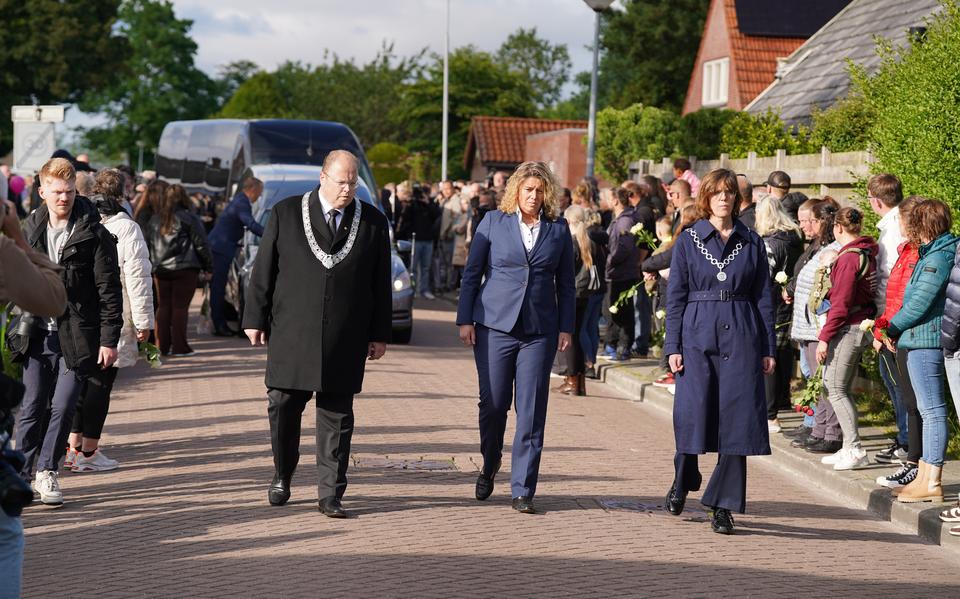 Burgemeester Cora-Yfke Sikkema (gemeente Oldambt) en burgemeester Ben Visser (gemeente Eemsdelta) lopen voorop in de herdenkingstocht door Beerta.
