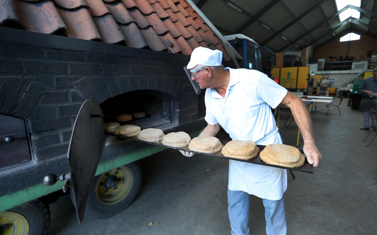 Henk Westers van de Onstwedder Gaarv'n bakt op ambachtelijke wijze brood in Onstwedde om mensen een hart onder de riem te steken.
