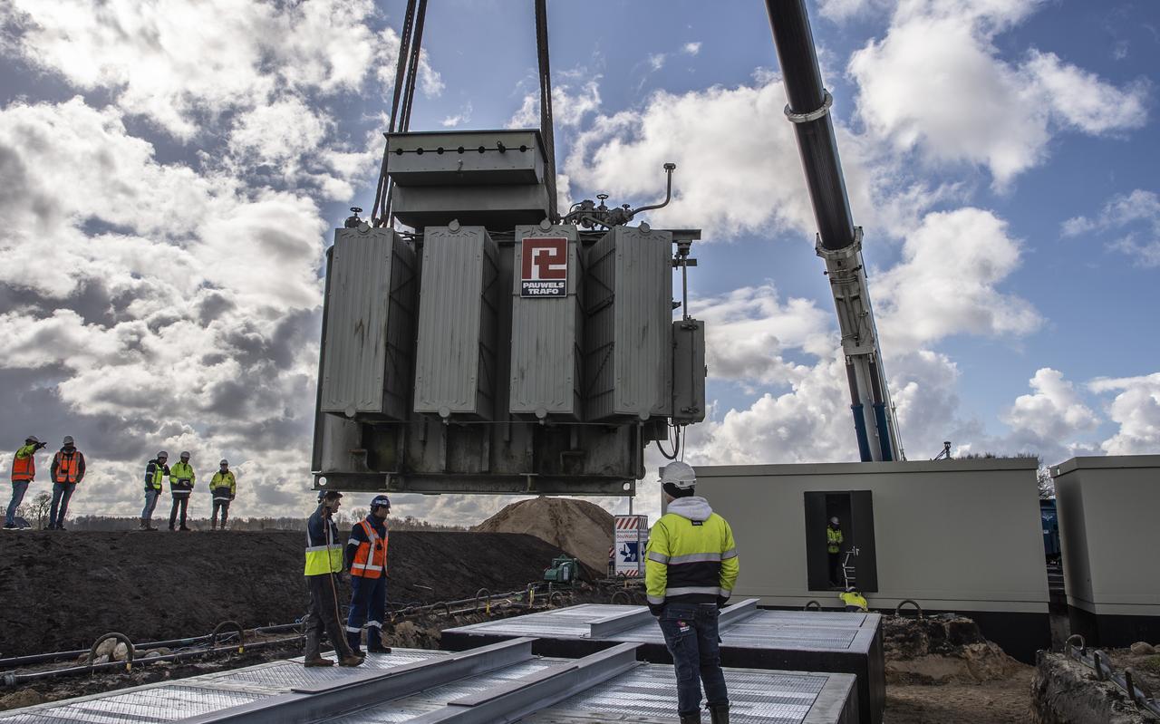 De Installatie van de bovenbouw van een schakelstation in Siddeburen, twee jaar geleden. Enexis trekt dit jaar honderden miljoenen uit voor werkzaamheden in Noord-Nederland, om de netcapaciteit te vergroten. De Installatie van de bovenbouw van een schakelstation in Siddeburen, twee jaar geleden. Enexis trekt dit jaar honderden miljoenen uit voor werkzaamheden in Noord-Nederland, om de netcapaciteit te vergroten.