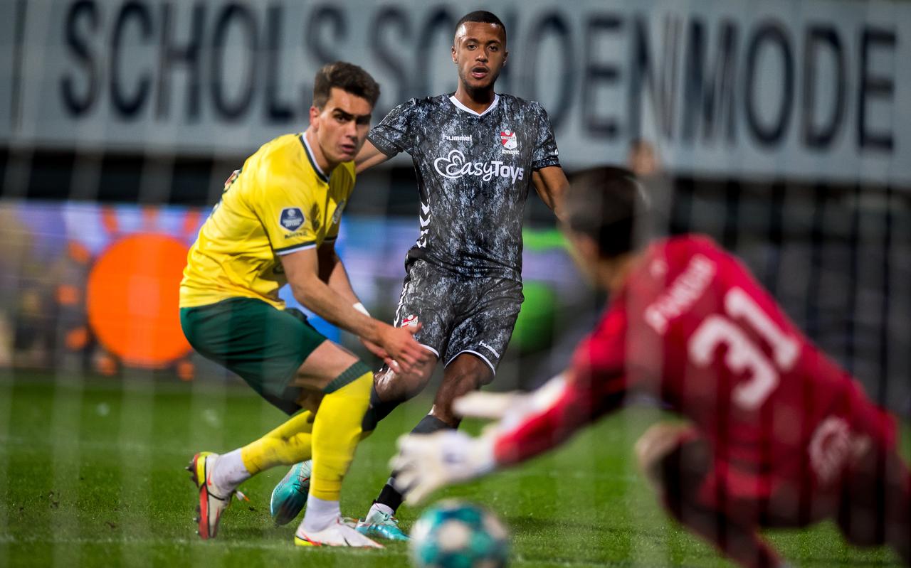 Richairo Zivkovic scoort namens FC Emmen de 0-1 tijdens de wedstrijd tegen Fortuna Sittard. Het is tevens zijn eerste van het seizoen. Richairo Zivkovic scoort namens FC Emmen de 0-1 tijdens de wedstrijd tegen Fortuna Sittard. Het is tevens zijn eerste van het seizoen.