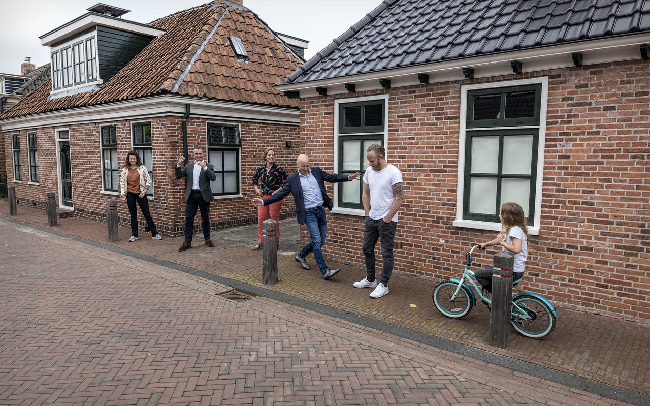 De parlementaire enquêtecommissie van de Tweede Kamer gaat per fiets langs enkele dorpen met bevingsschade. De parlementaire enquêtecommissie van de Tweede Kamer gaat per fiets langs enkele dorpen met bevingsschade.