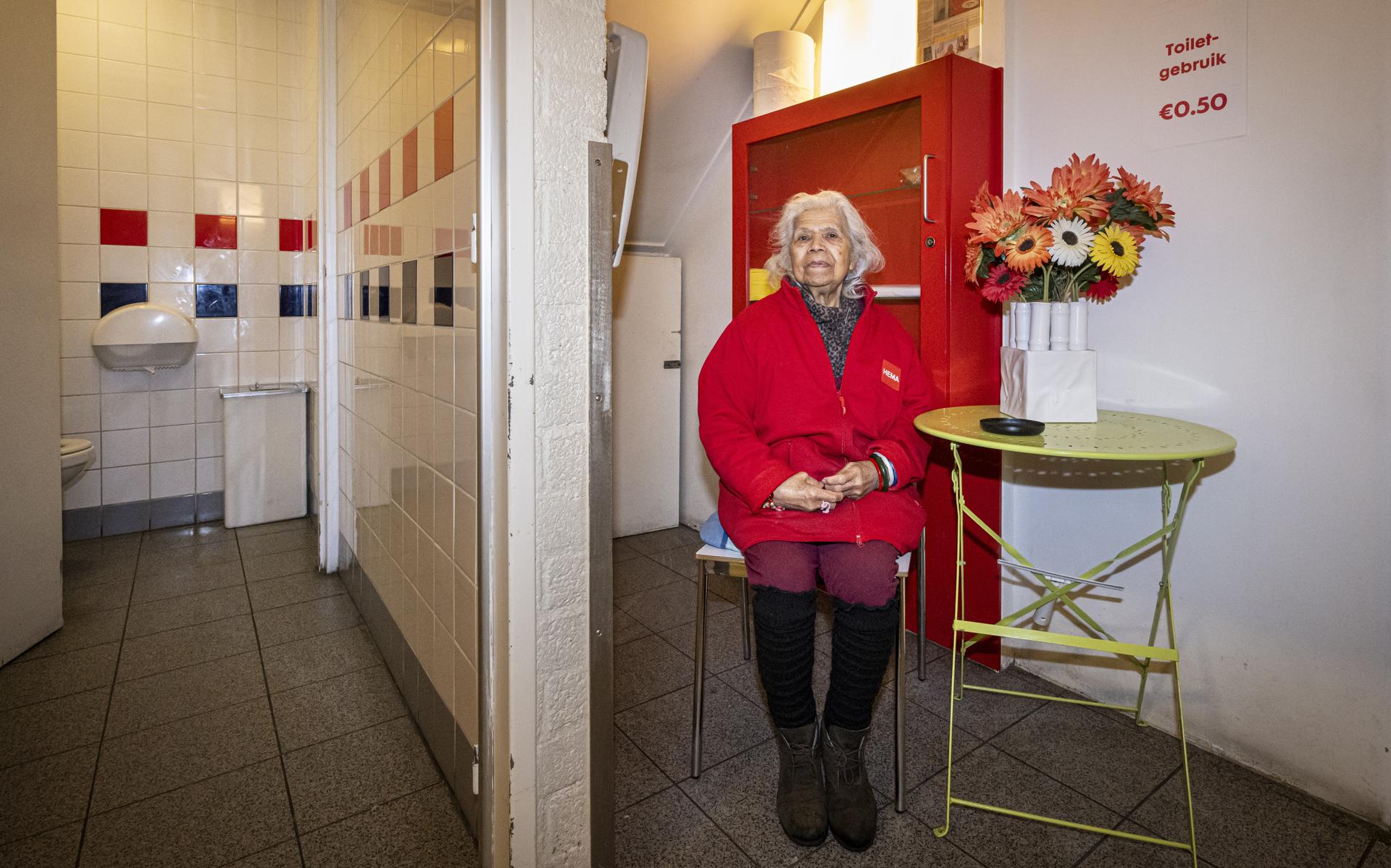 Augustien Arends (88) stopt als toiletjuf bij de Hema in Assen.