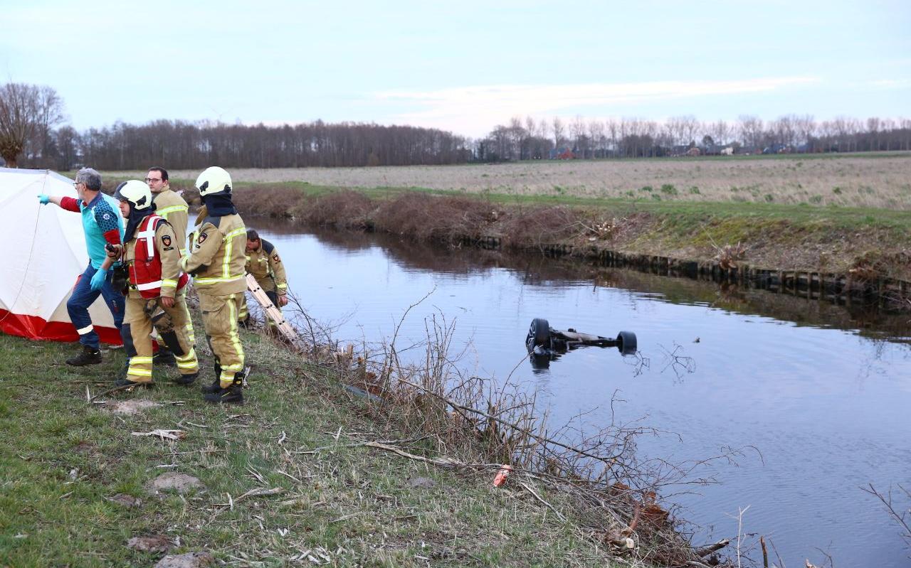 Omstanders probeerden automobilist uit water te redden in Buinerveen, bestuurder was al overleden (u