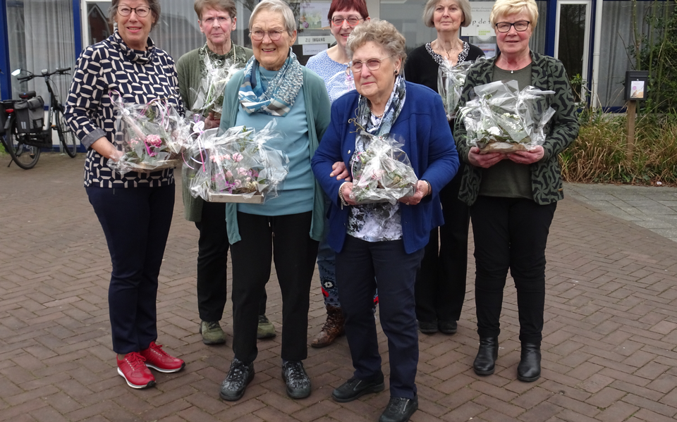 De zeven leden van de vereniging die bloemen kregen: Vooraan Janny Martin en Geesje Meiborg, midden: Kea Meems en Janny Hut, Achterste rij Annie de Weerd, Marian Groeneveld en Diny Grobbee. 
