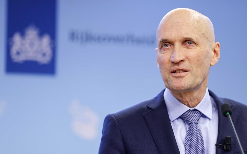 Minister Ernst Kuipers tijdens zijn eerste coronapersconferentie.