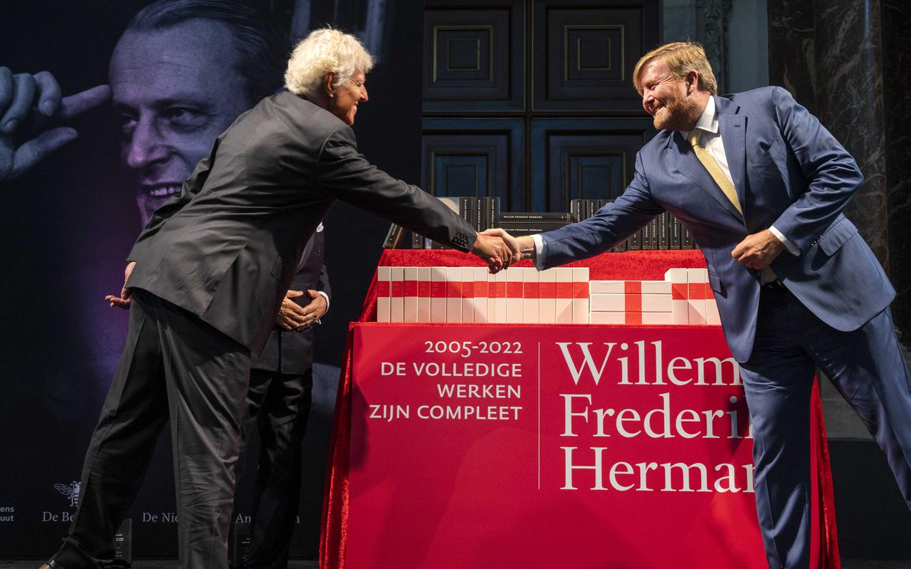 Koning Willem-Alexander ontving donderdag het laatste deel van de Volledige Werken van Willem Frederik Hermans uit handen van Ruprecht Hermans, zoon van de schrijver, en sloot daarmee het W.F. Hermans-jaar af