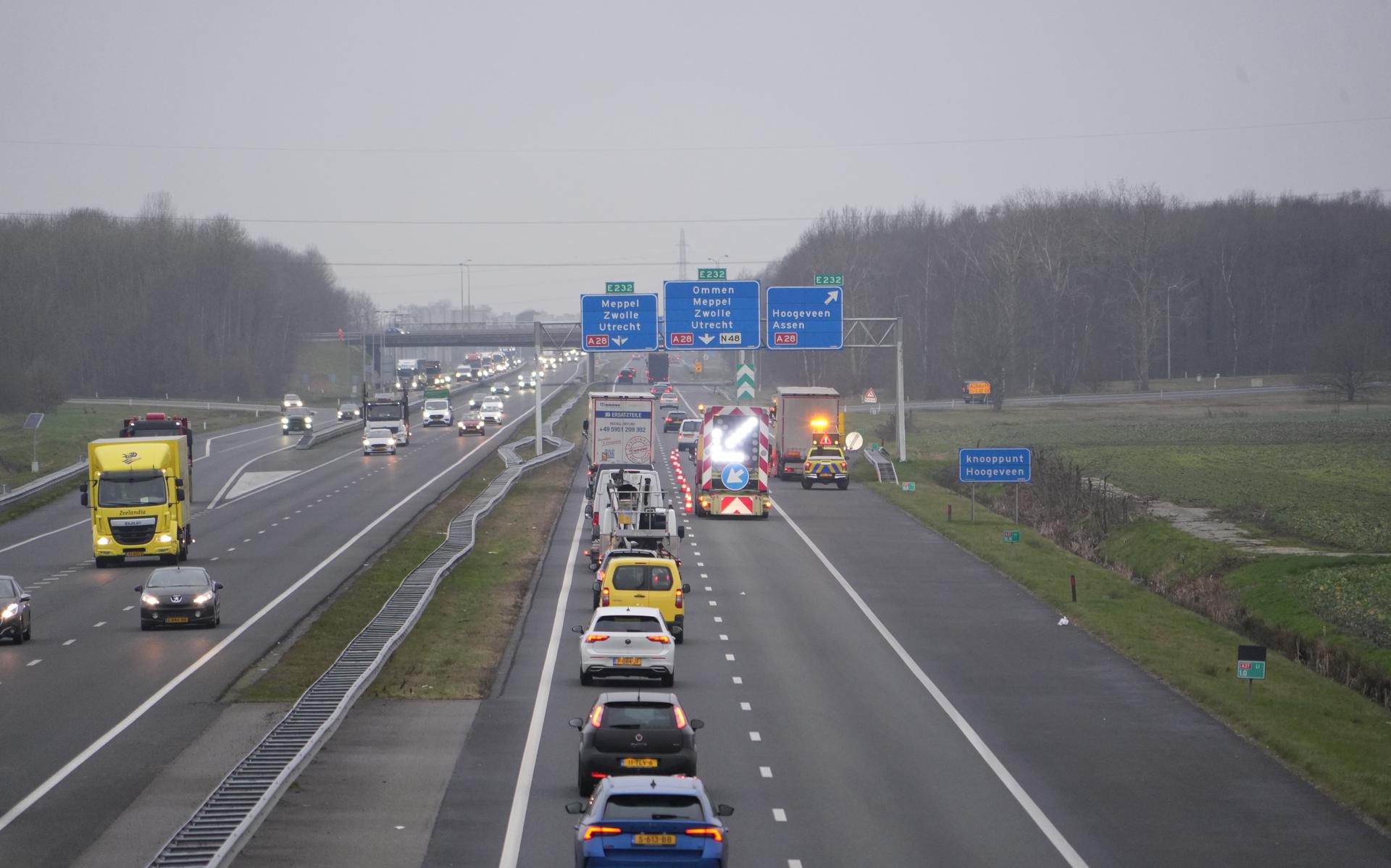 Fileleed op de A37 tussen Emmen en Hoogeveen ter hoogte van knooppunt Hoogeveen. Een vrachtwagen met pech zorgt ervoor dat er slechts 1 rijbaan open is, de rechterrijbaan is afgesloten voor de berging.