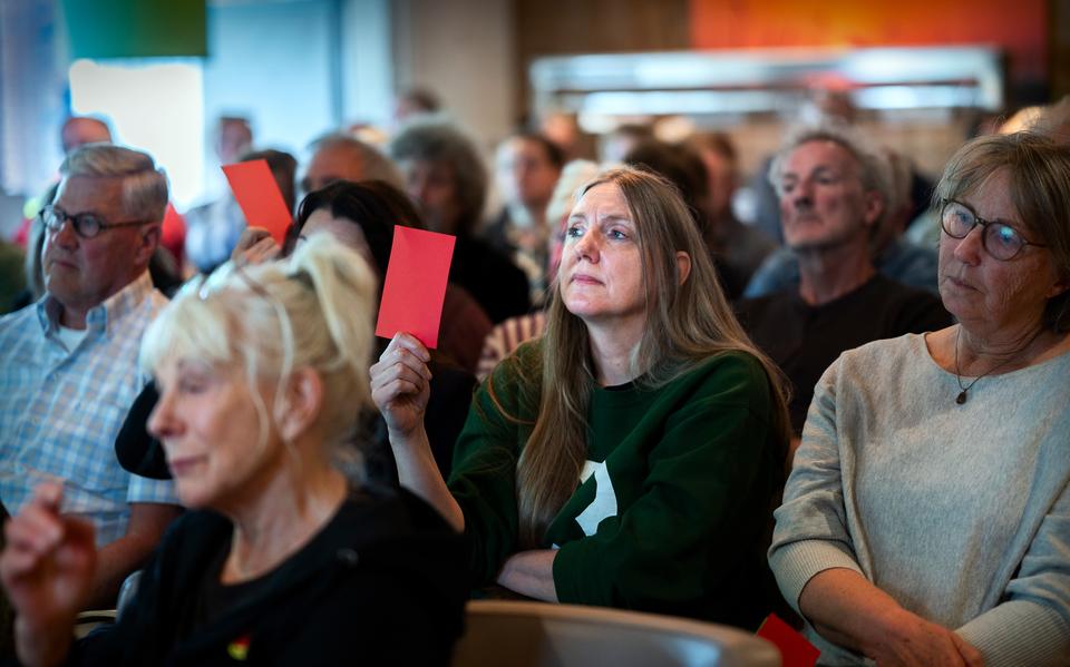 Bezoekers mochten bij 'kritische vragen' rode kaartjes opsteken tijdens de informatieavond over nieuwe kerncentrales.
