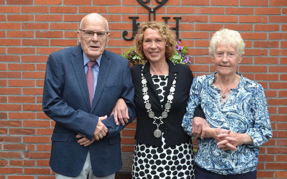Jan en Harmke Peters uit Ter Apel zijn 60 jaar getrouwd. 