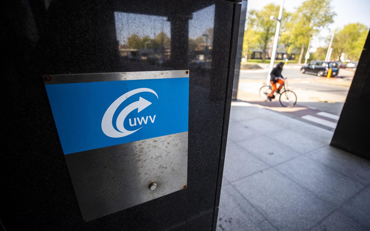 Het UWV bereidt zich voor op een ontslaggolf. Het UWV bereidt zich voor op een ontslaggolf.