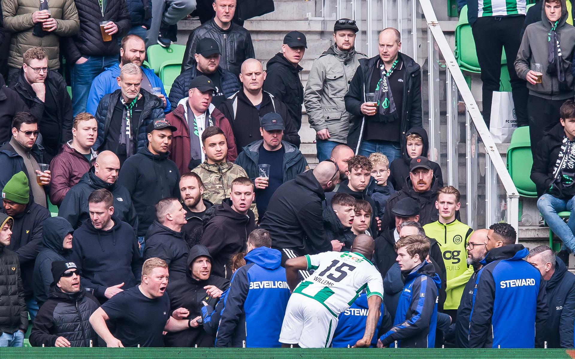 Tijdens de thuiswedstrijd tegen SC Heerenveen wil Jetro Willems de harde kern van FC Groningen tot rust manen. Hij kon het bekopen met een klap van een van de supporters.