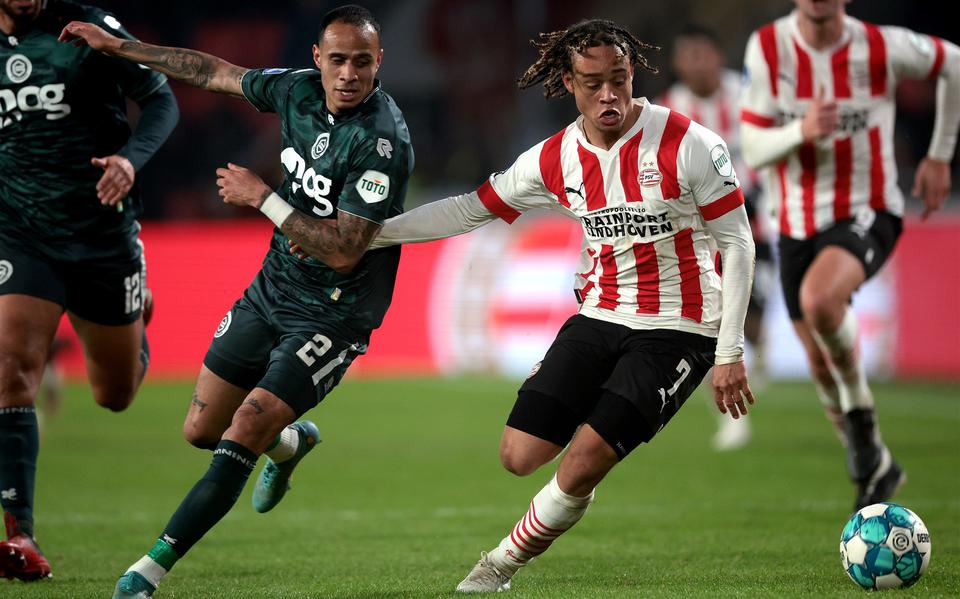 Xavi Simons  (PSV) in duel met Damil Dankerlui van FC Groningen